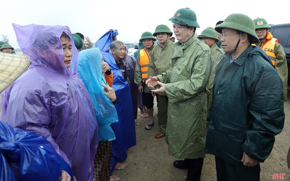 Deputy PM Mai Van Chinh inspects flood damage at Hue Imperial Citadel