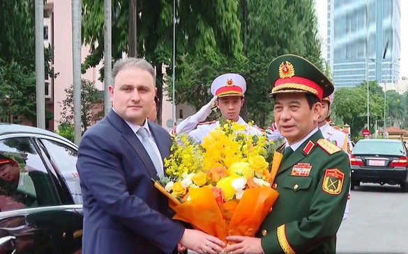 Vietnamese, Azerbaijani defense ministers hold talks in Ha Noi