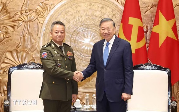 Top leader hosts Cambodian, Lao defense ministers