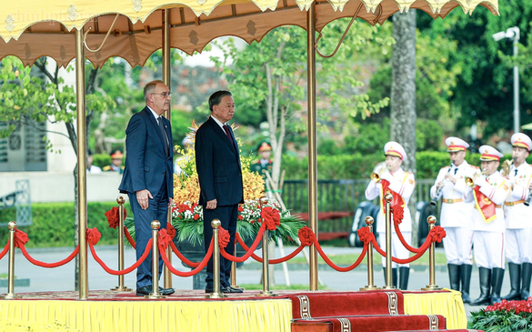 Top leader To Lam hosts welcome ceremony for Swiss President in Ha Noi