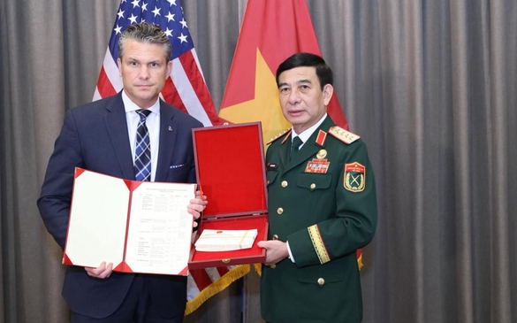 Phan Van Giang meets U.S. Secretary of War Pete Hegseth in Cebu