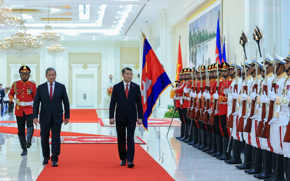 Prime Minister Le Minh Hung accorded official welcome ceremony in Cambodia