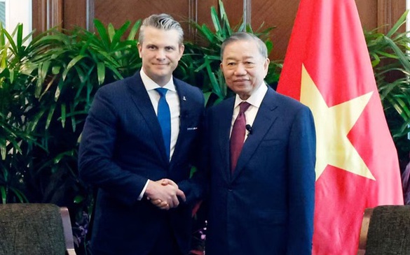 To Lam meets U.S. Secretary of War Pete Hegseth in Singapore