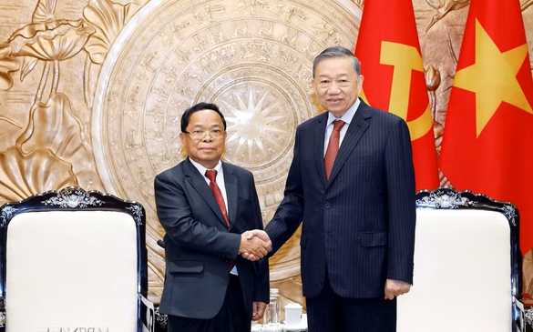 Top leader reaffirms Viet Nam's unwavering support for Laos' development
