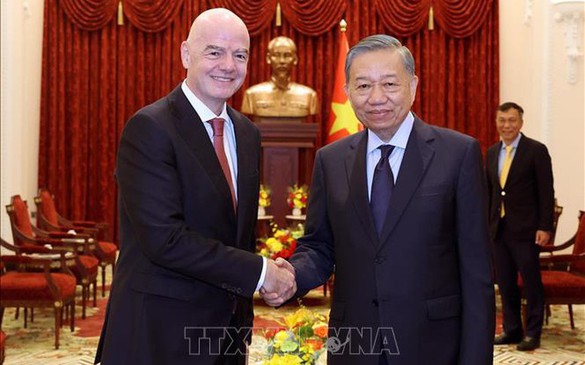 Top leader To Lam hosts FIFA President