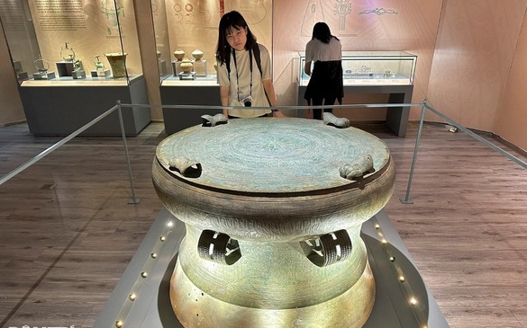 France hands over 2,000-year-old Dong Son bronze drum to Viet Nam