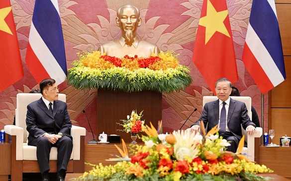 Top leader To Lam holds talks with Thai King