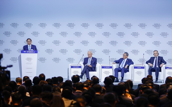范明正总理在大连夏季达沃斯论坛上演讲，讲述越南的故事，提出开拓未来增长新前沿的建议