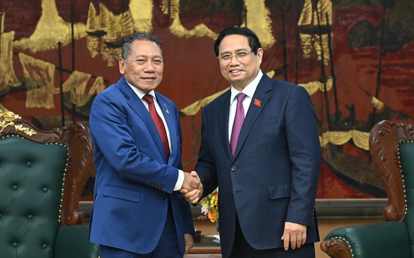 越南政府总理范明政会见所罗门群岛外交与外贸部长彼得&#183;沙内尔&#183;阿戈瓦卡