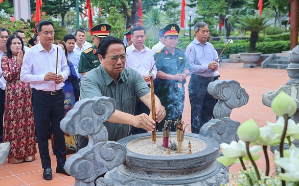 政府总理范明正在广治省缅怀悼念胡志明主席和英雄烈士