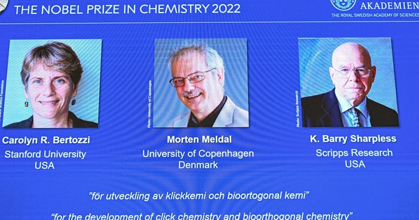 Nhà khoa học nào đã giành giải Nobel Hóa học năm 2022?
