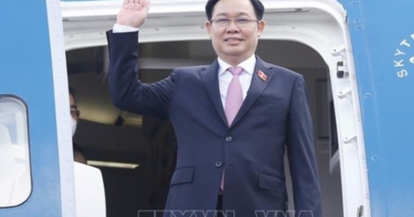 Chủ tịch Quốc hội Vương Đình Huệ thăm chính thức CHDCND Lào