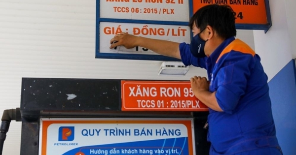 Giá xăng tăng khoảng 400 đồng một/lít