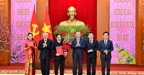 Tổng Bí thư Tô Lâm trao Quyết định của Bộ Chính trị cho 4 Đảng bộ trực thuộc Trung ương và 3 cơ quan Đảng ở Trung ương