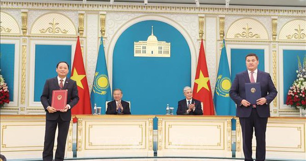 Tổng Bí thư Tô Lâm và Tổng thống Kazakhstan Kassym-Jomart Tokayev trao đổi văn kiện hợp tác quan trọng