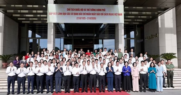 Thủ tướng Chính phủ và Chủ tịch Quốc hội gặp mặt lãnh đạo các cơ quan báo chí