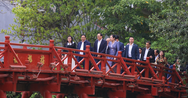 Vietnamese, Laos Prime Ministers visit Hoan Kiem Lake