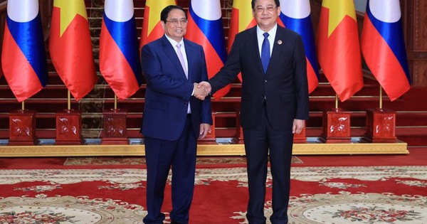 Vietnamese, Lao Prime Ministers hold discussion in Vientiane