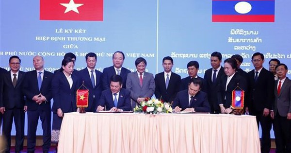 Viet Nam, Laos sign new trade agreement