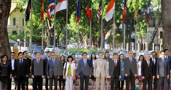 Flag raising ceremony marks 50 years of ASEAN
