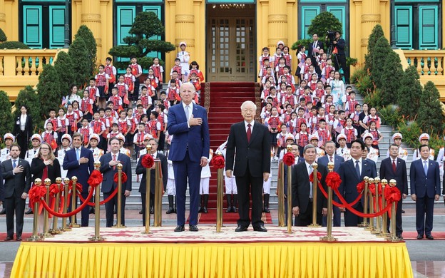 越共中央总书记阮富仲举行仪式 欢迎美国总统乔·拜登访问越南