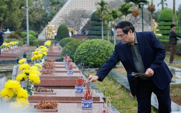 越南政府总理范明政在奠边府敬献香烛，缅怀胡志明主席及英雄烈士