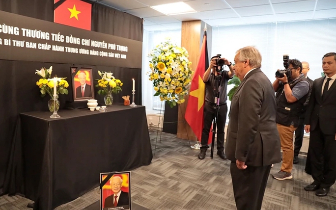 UN Secretary-General, ambassadors pay tribute to Vietnamese Party chief