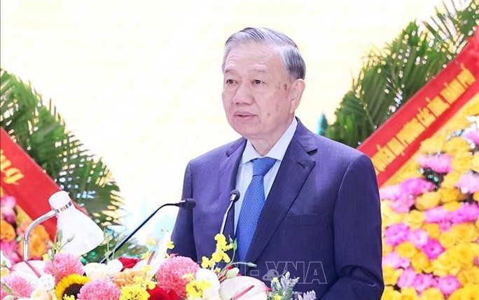 Party chief attends ceremony marking 80th traditional day of Military Region 4’s armed forces