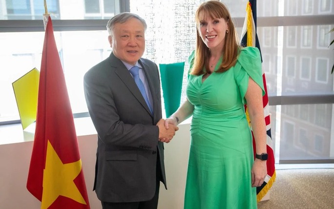 Viet Nam, UK strengthen cooperation on int’l financial center development