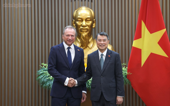 Prime Minister Le Minh Hung hosts Luxembourg’s Minister of Finance