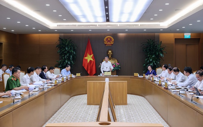 Prime Minister issues ultimatum for ministries to cut administrative procedures, business conditions