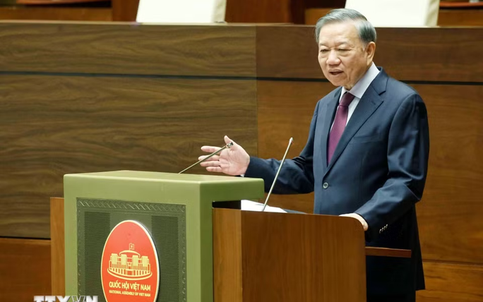 Top leader clarifies Viet Nam's policy towards neighboring countries, major powers