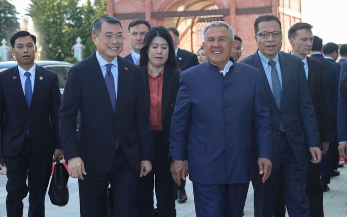 Prime Minister meets with Head of Russia's Republic of Tatarstan in Kazan