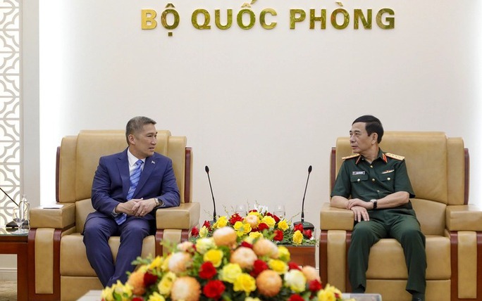 General Phan Van Giang receives U.S. Acting Secretary of the Navy Hung Cao