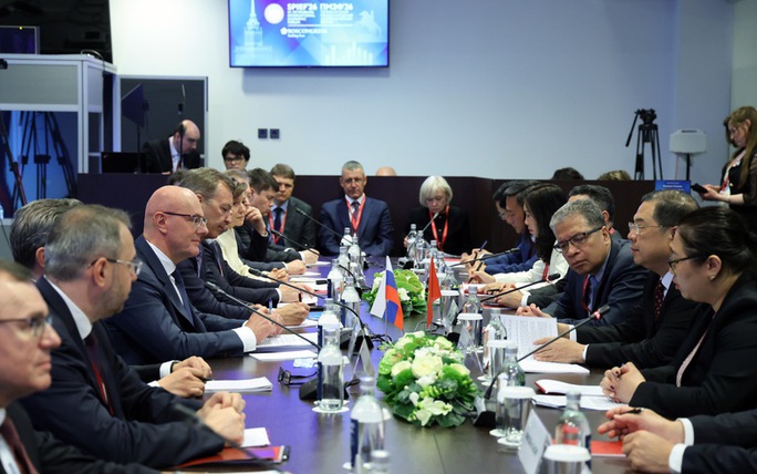 Vietnamese, Russian Deputy PMs hold talks in Saint Petersburg