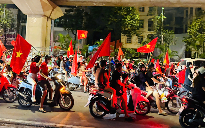 Fans flock to streets to celebrate Viet Nam’s fourth ASEAN Cup title