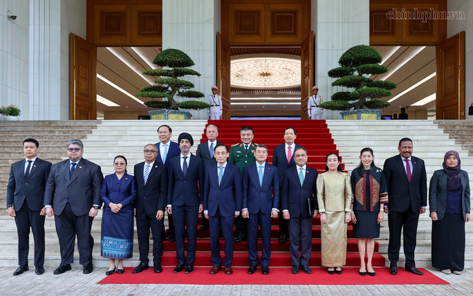 Prime Minister hosts ASEAN ambassadors and chargé d’affaires