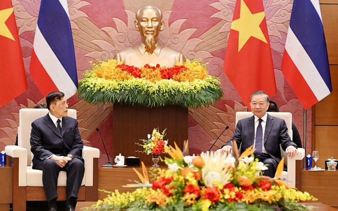 Top leader To Lam holds talks with Thai King