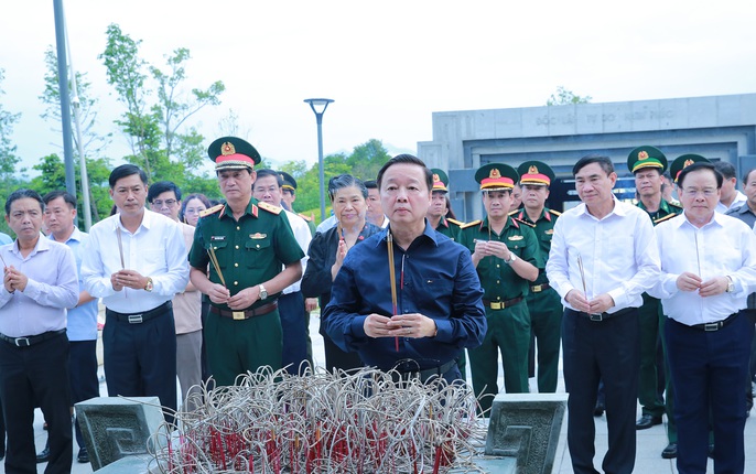 Phó Thủ tướng Trần Hồng Hà dâng hương tưởng niệm các Anh hùng liệt sĩ tại chiến trường Điện Biên Phủ