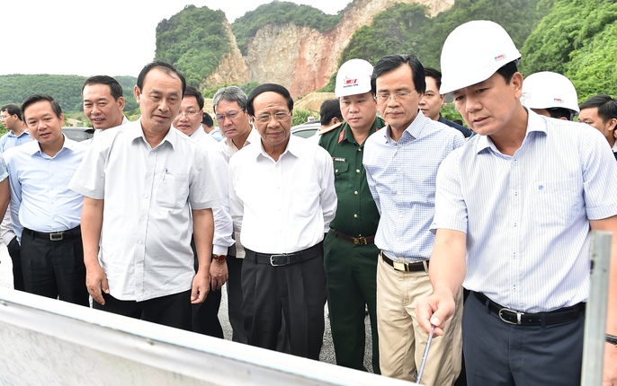 Chùm ảnh: Phó Thủ tướng kiểm tra thực địa 4 tuyến cao tốc sẽ thông xe trong năm 2022