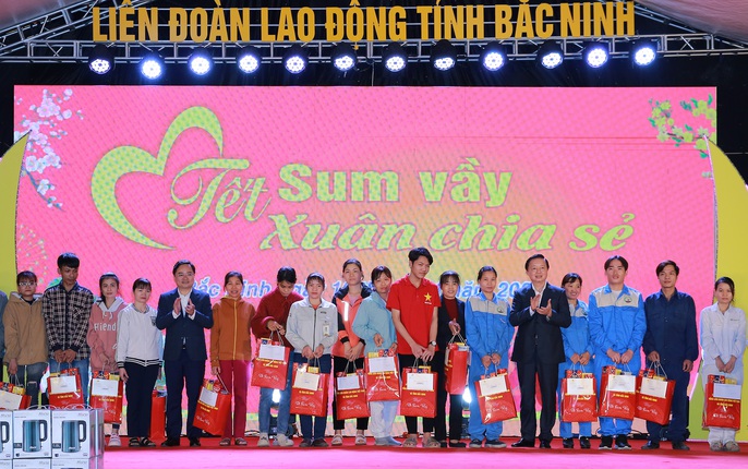 Phó Thủ tướng Trần Hồng Hà thăm, tặng quà Tết cho công nhân, người nghèo, gia đình chính sách
