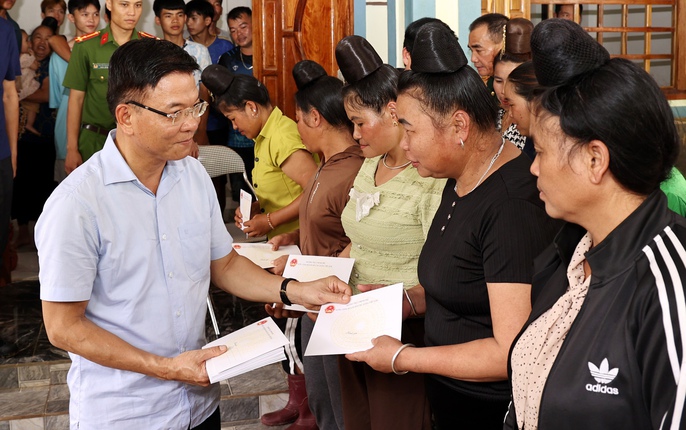 Phó Thủ tướng Lê Thành Long thị sát vùng ngập lụt, thăm hỏi đời sống người dân tỉnh Sơn La