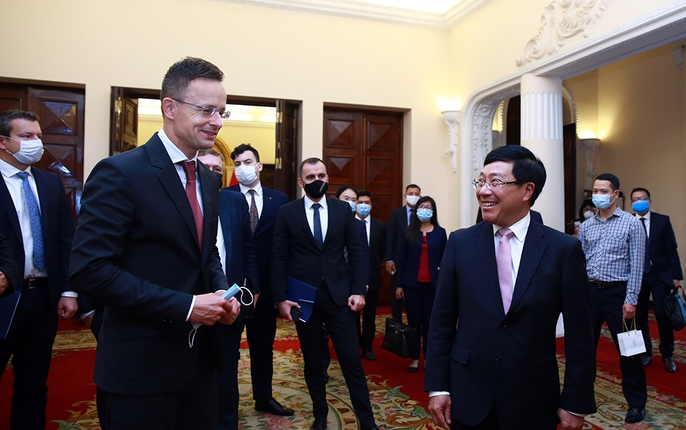 Ảnh: Phó Thủ tướng Phạm Bình Minh hội đàm với Bộ trưởng Ngoại giao Hungary
