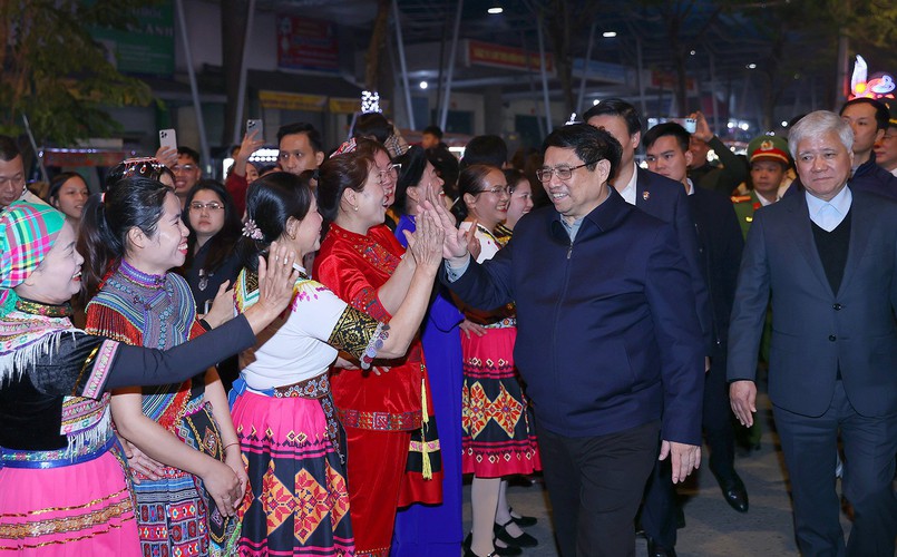 Chùm ảnh: Thủ tướng cùng nhân dân tỉnh biên giới Cao Bằng đón năm mới 2024