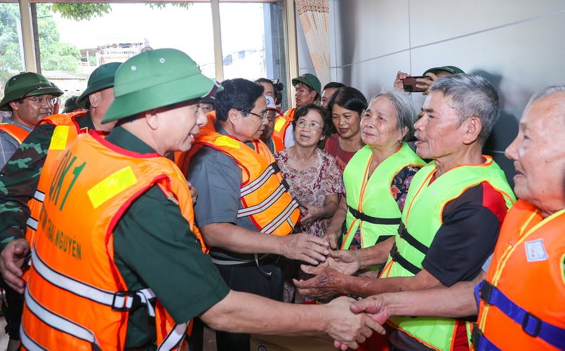 Chùm ảnh: Thủ tướng Phạm Minh Chính thăm hỏi người dân, chỉ đạo khắc phục hậu quả mưa lũ tại Thái Nguyên