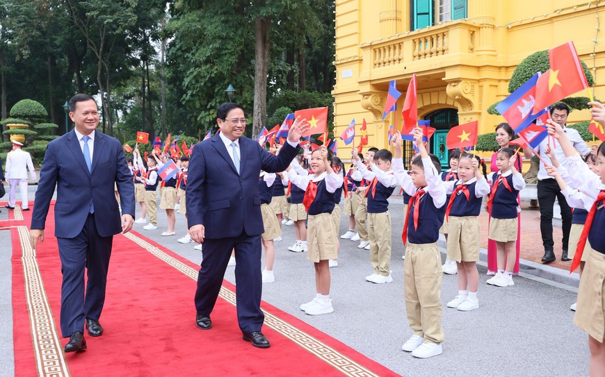 范明正总理主持迎接仪式，欢迎柬埔寨首相洪玛奈访问越南 （组图）
