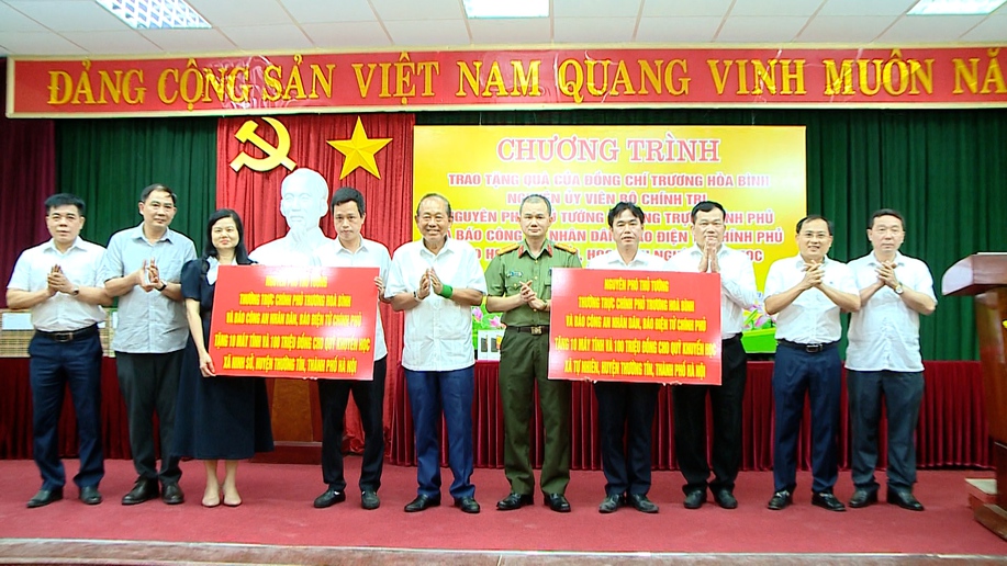 Trao tặng học bổng cho học sinh giỏi, học sinh nghèo hiếu học tại huyện Thường Tín