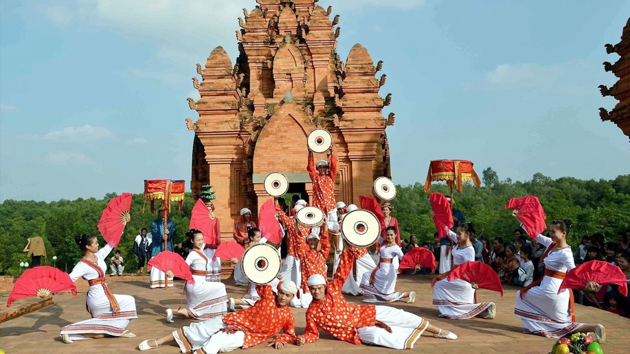 Nghi lễ rước y phục trong Lễ hội Kate của người Chăm